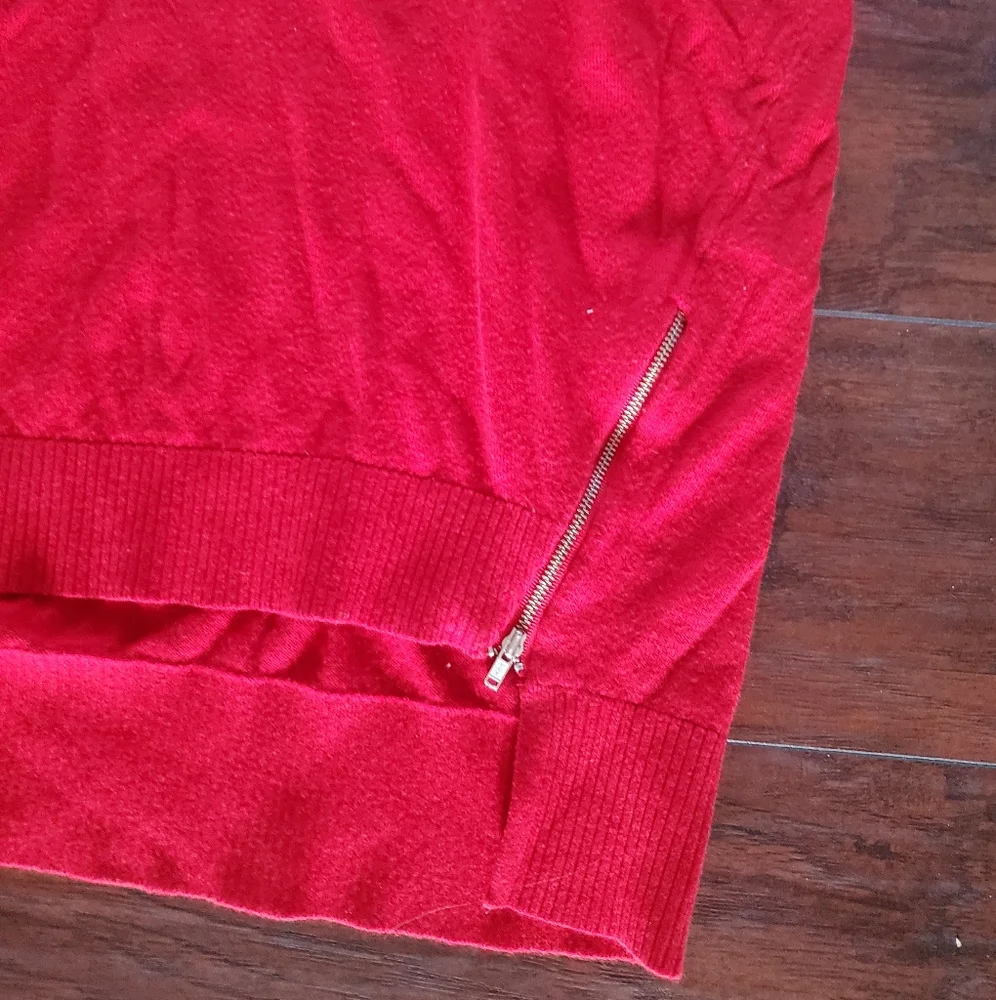 EXPRESS VNECK RED SWEATER 🧣🧣